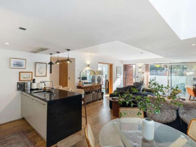 Maisonette for sale in London Borough of Richmond upon Thames, Greater London