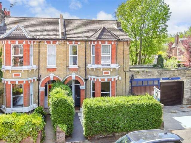 Maisonette for sale in Woodford Green, Greater London