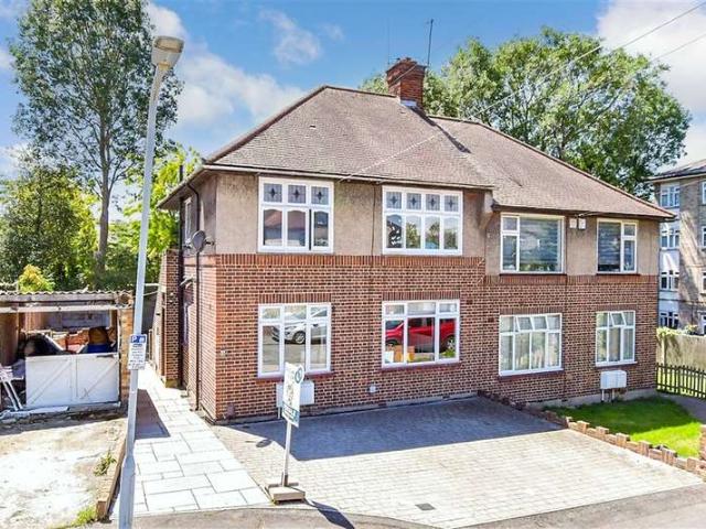 Maisonette for sale in Woodford Bridge, Greater London