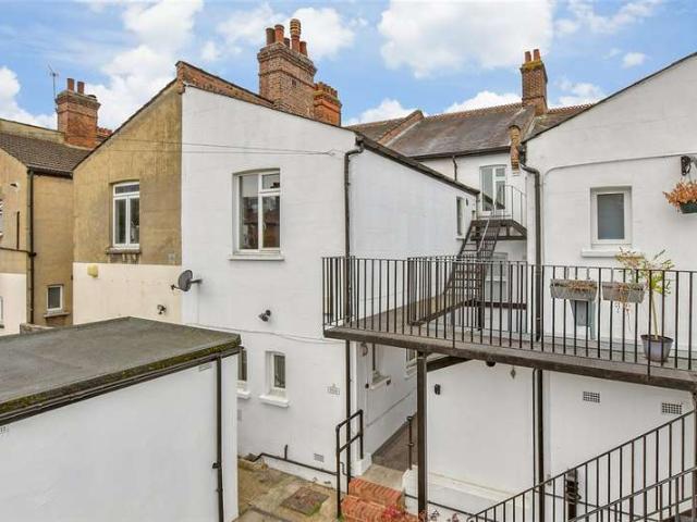 Maisonette for sale in London Borough of Sutton, Greater London