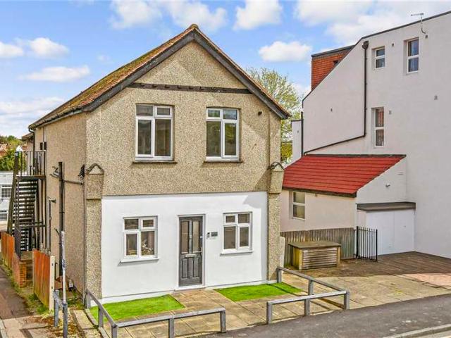 Maisonette for sale in Caterham on the Hill, Hillview