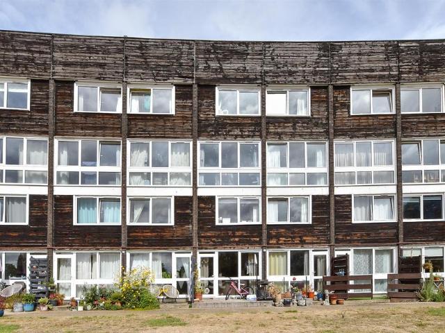 Flat for sale in Fole, Surrey