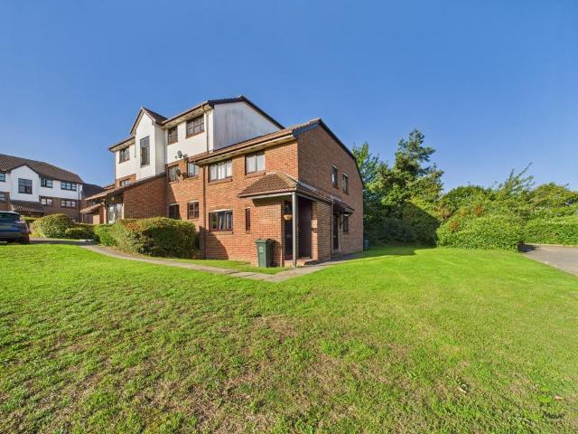 Flat for sale in Worcester Park Estate, Monks Orchard