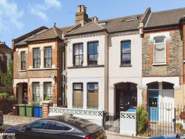 Flat for sale in Camberwell, Greater London