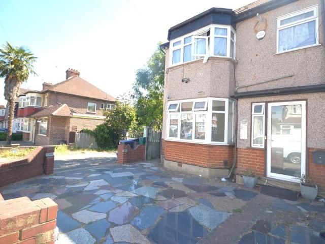 Flat for sale in Preston, Greater London