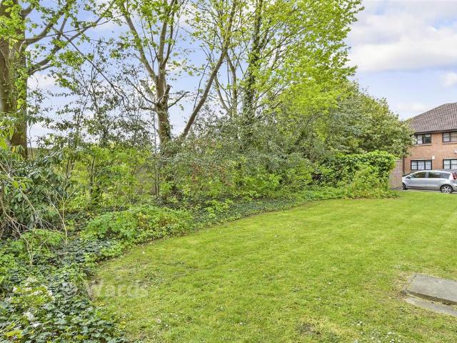 Flat for sale in Worcester Park Estate, Dartford