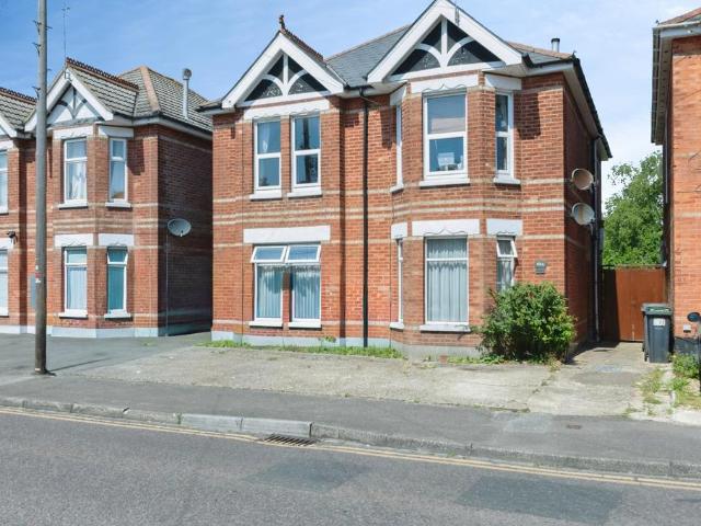 Flat for sale in Talbot Village, Bournemouth