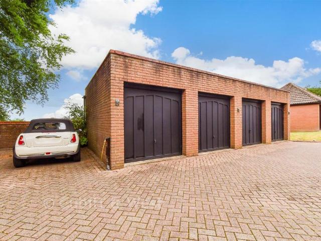 Flat for sale in Tower Hill, Pachesham Park