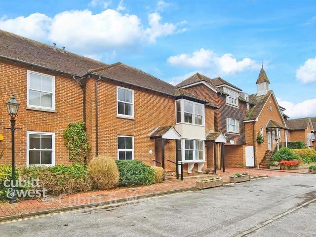 Flat for sale in Arundel, Clapham