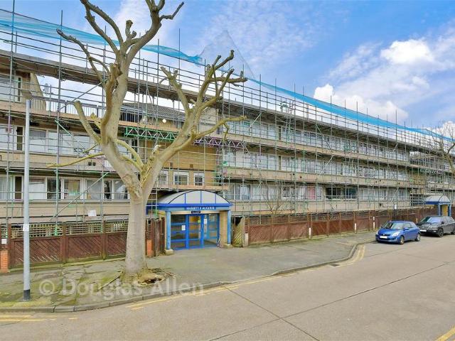 Flat for sale in Woodford, Greater London