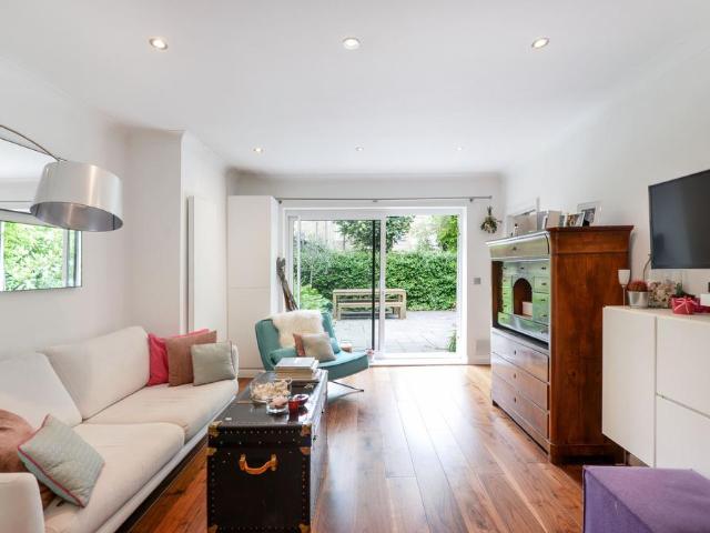 Flat for sale in Shepherd's Bush, Greater London