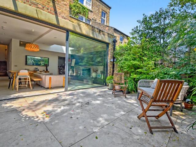 Flat for sale in Dartmouth Park, Greater London
