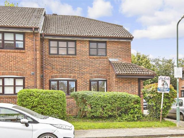 Flat for sale in Worcester Park Estate, Dartford