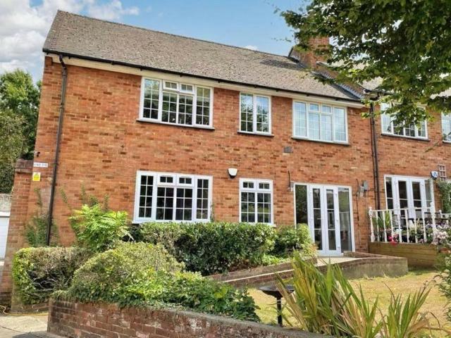 Flat for sale in Elstree and Borehamwood, Elstree