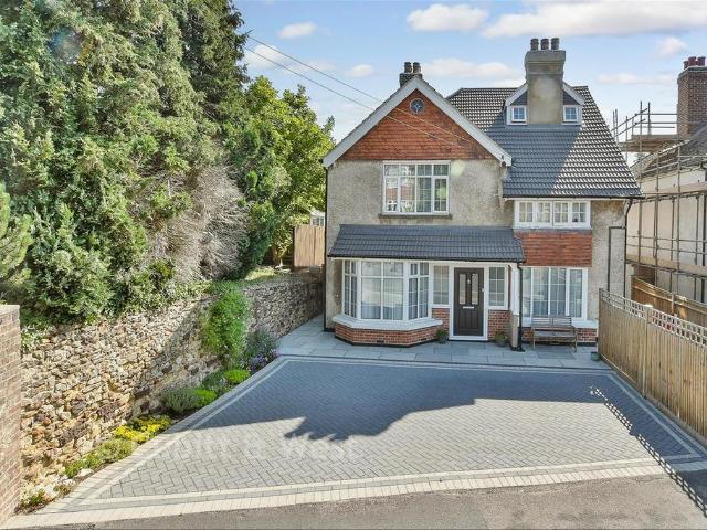 Flat for sale in Red Hill, Surrey