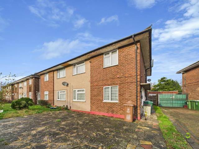 Flat for sale in Barnehurst, Greater London