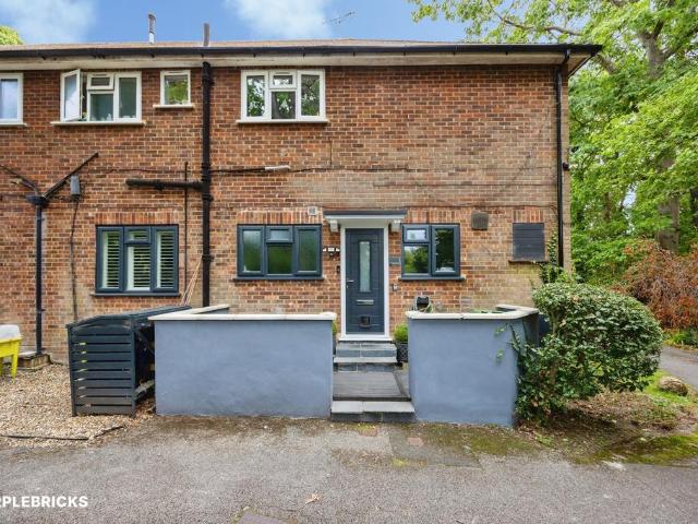 Flat for sale in Maybury, Woking