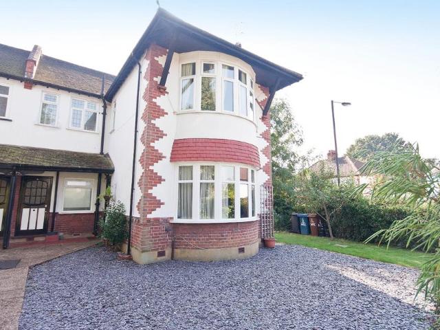 Flat for sale in Pinner, Greater London
