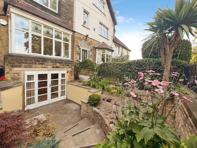 Flat for sale in Yeadon, West Yorkshire