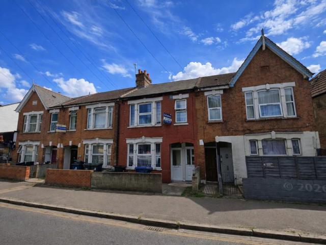 Flat for sale in London Borough of Ealing, Greater London