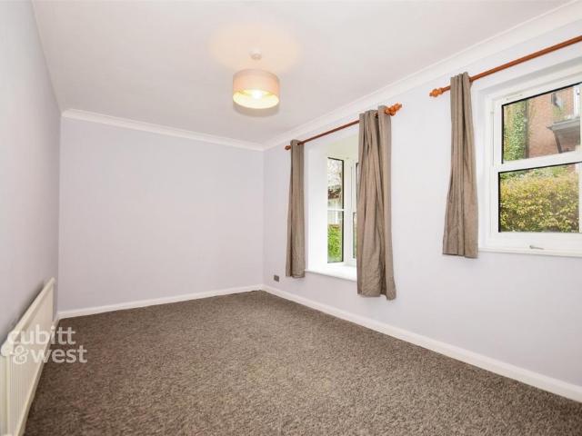 Flat for sale in Arundel, Clapham