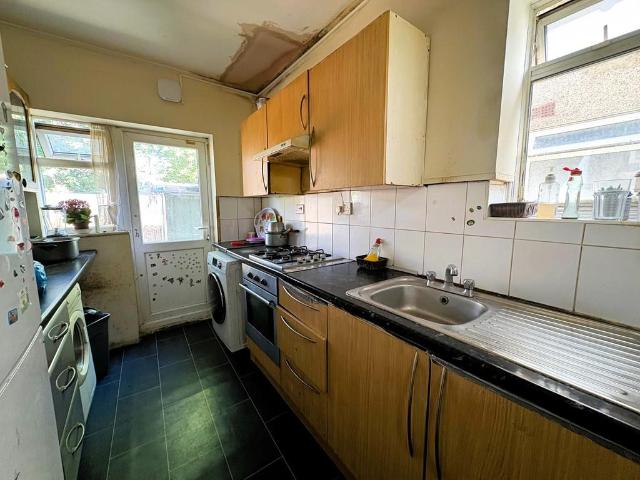Flat for sale in London Borough of Ealing, Greater London