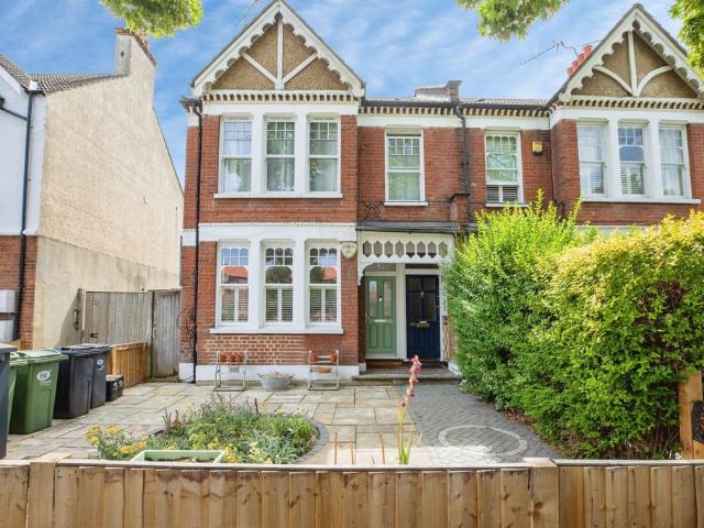 Flat for sale in Streatham Hill, Greater London