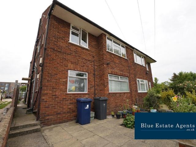Flat for sale in London Borough of Ealing, Greater London