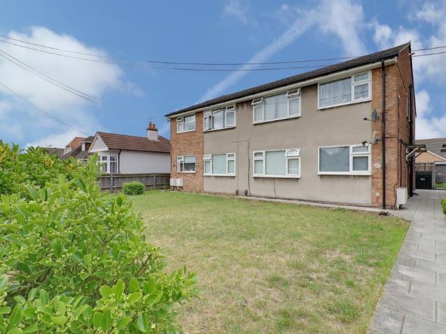 Flat for sale in Rainham, Greater London