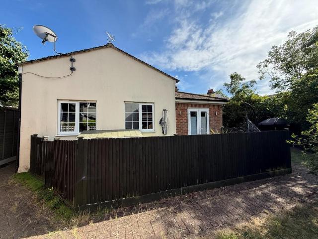Flat for sale in Dunstable, Bedfordshire