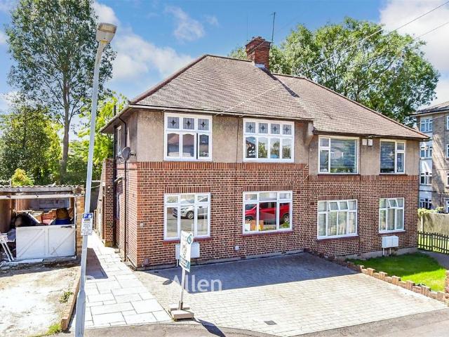 Flat for sale in Woodford Bridge, Greater London