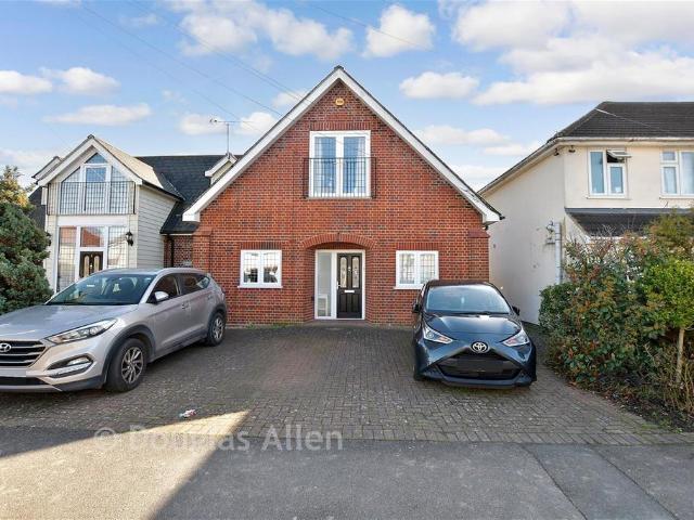 Flat for sale in Elm Park, Greater London