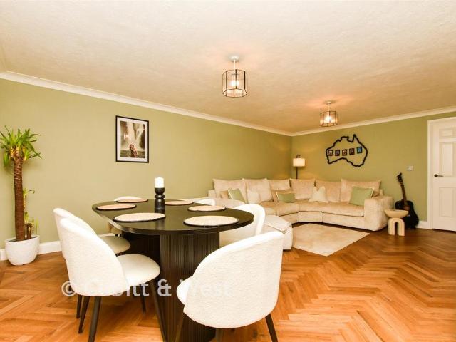 Flat for sale in Tower Hill, Pachesham Park