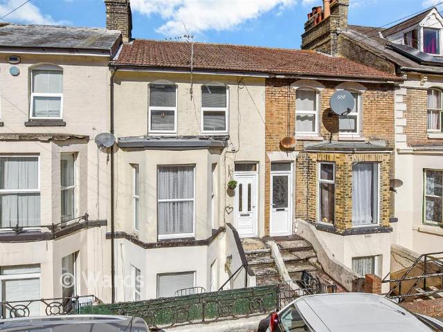 Flat for sale in Clarendon, Ash