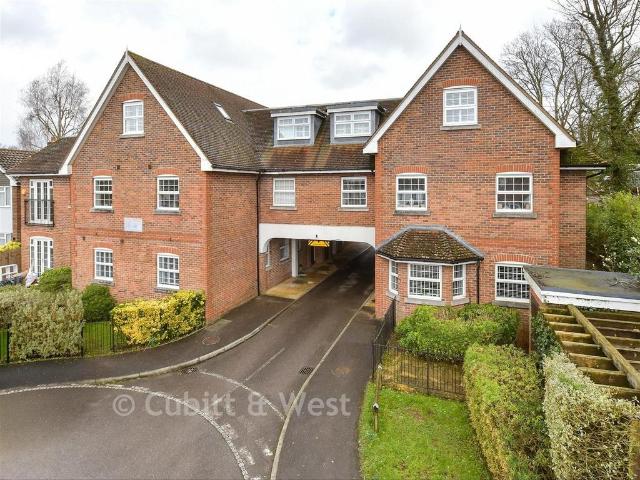 Flat for sale in Lower Kingswood, Reigate and Banstead