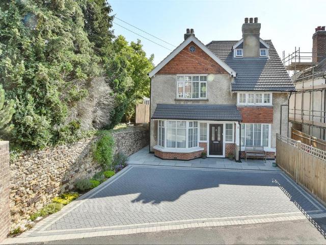 Flat for sale in Red Hill, Surrey