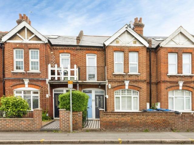 Flat for sale in London Borough of Merton, Raynes Park