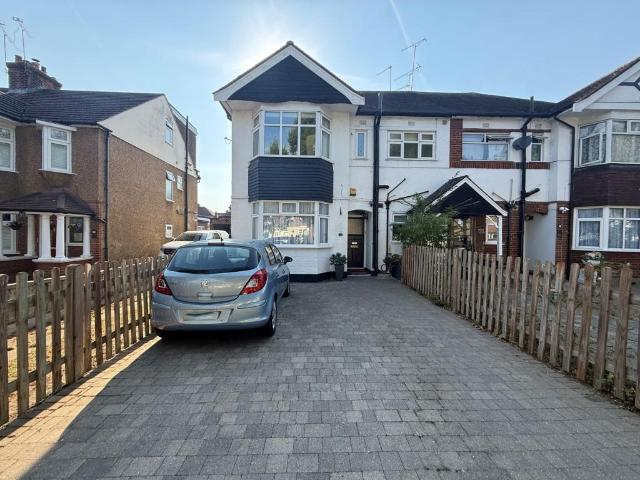Flat for sale in Harold Wood, Greater London