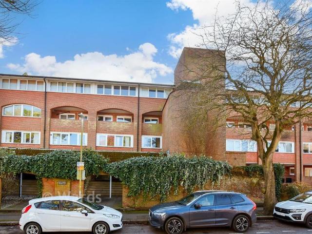 Flat for sale in Folkestone