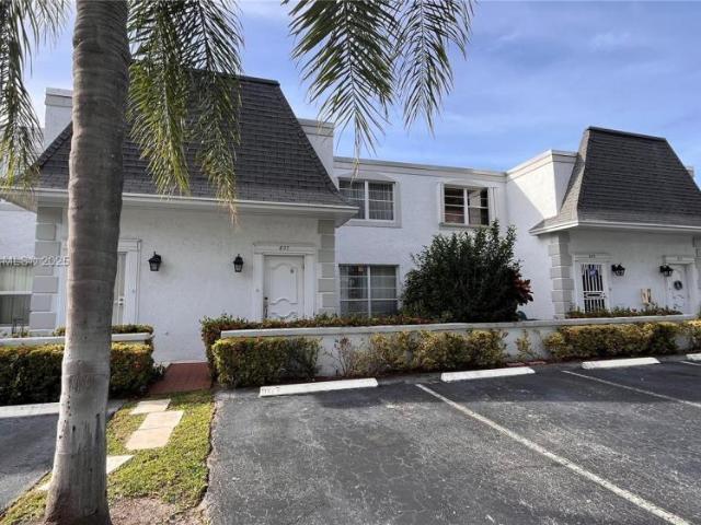Townhouse for rent in Hallandale, Florida