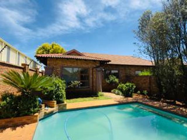 Townhouse for rent in Benoni, City of Ekurhuleni Metropolitan Municipality