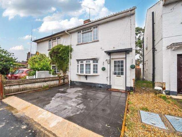 House for sale in Heol-las, Surrey