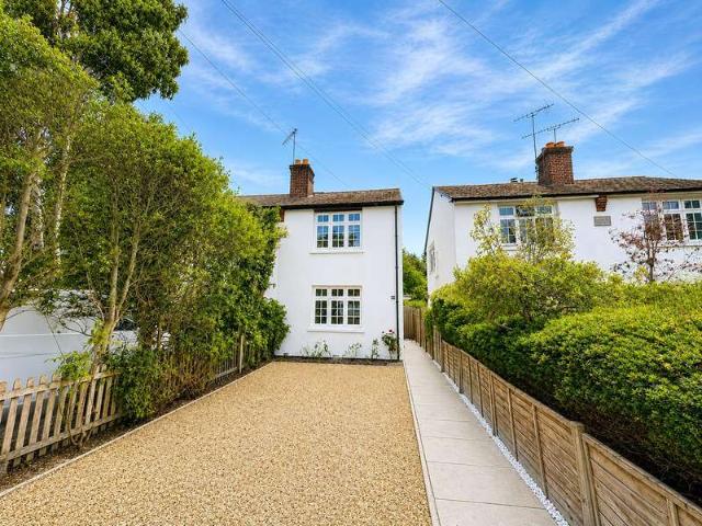 House for sale in Heol-las, Surrey