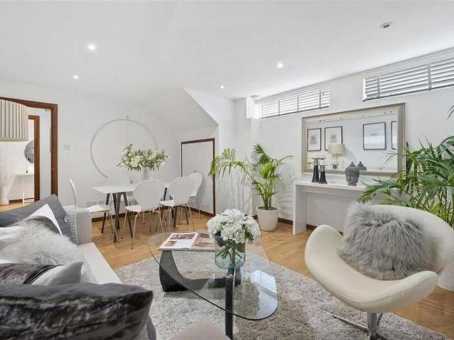 House for sale in Shacklewell, Greater London