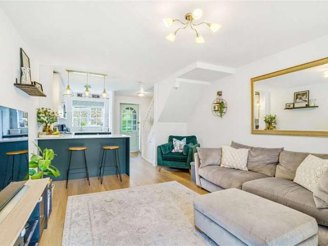 House for sale in Summerstown, Greater London