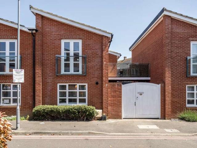 House for sale in London Borough of Merton, Mitcham