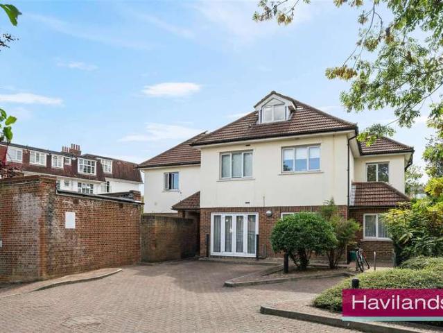 Flat for sale in Southgate, Greater London