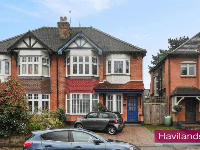 Flat for sale in Bush Hill Park, Greater London