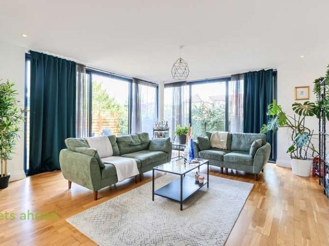 House for sale in London Borough of Croydon, Purley