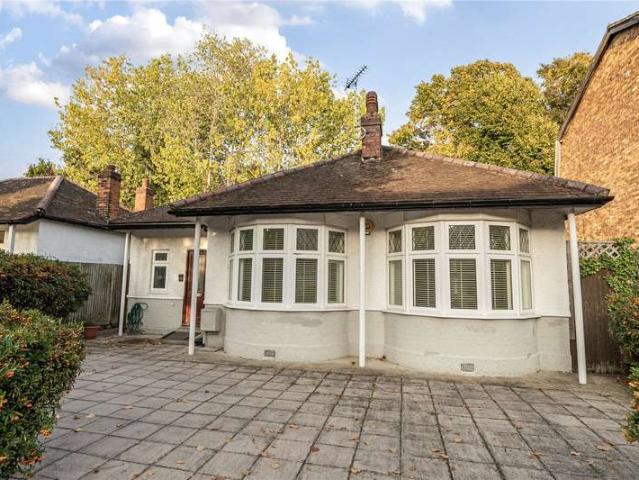 House for sale in Bush Hill Park, Greater London